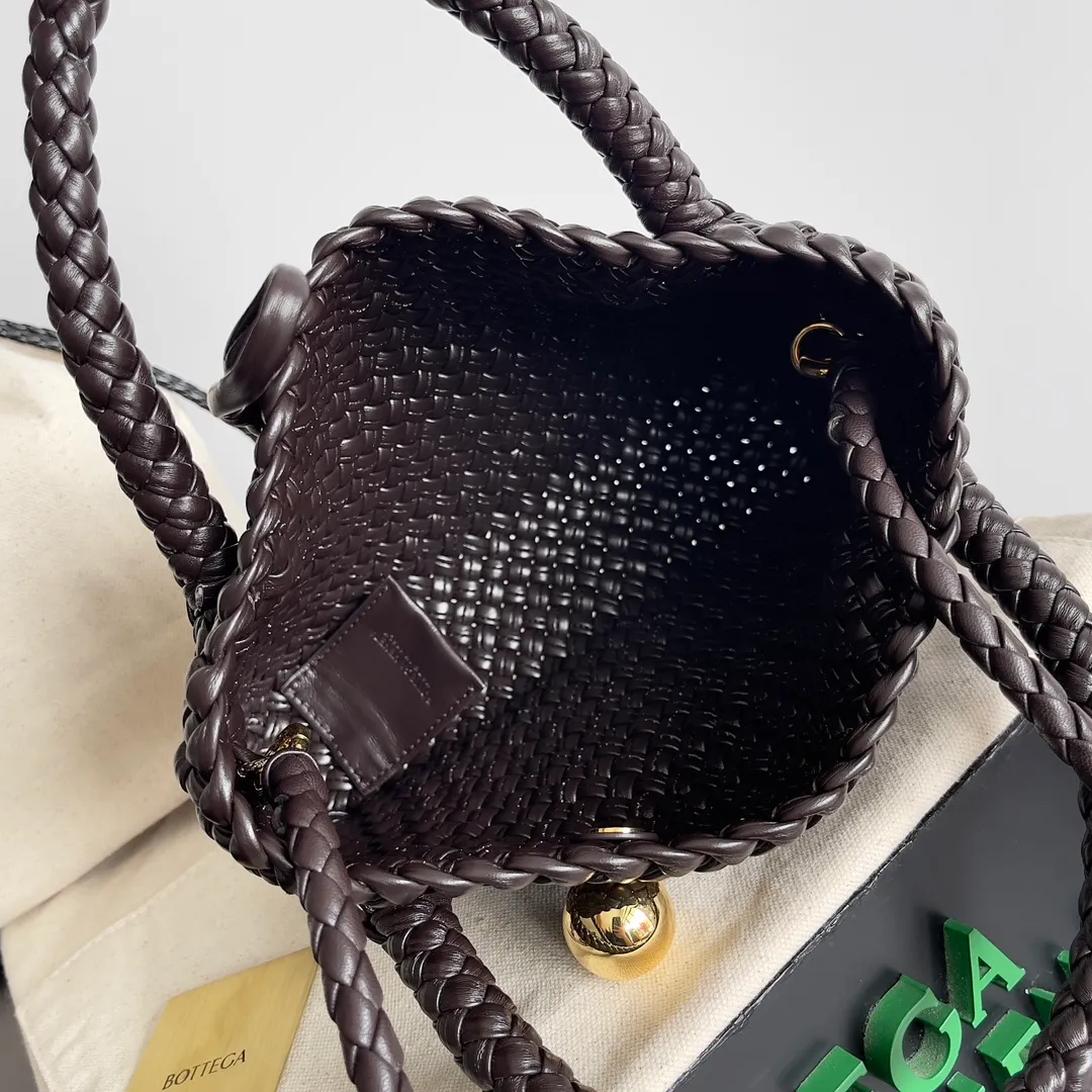 Batch 3760 BV collectible small woven handbags are really YYDS!! Bottega Veneta’s most classic small woven handbags are back! ! We use the highest quality leather with the highest craftsmanship❤️ to create the most expensive works. We have created the Intrecciato leather weaving process❤️ This unique traditional exclusive leather weaving method has not only become our logo but also reflects the time-consuming and labor-intensive craftsmanship of our products❤️ The new TOSCA handbag must be a selection worth collecting🆕 Style number: 776755 Size: 20*15.5*7cm